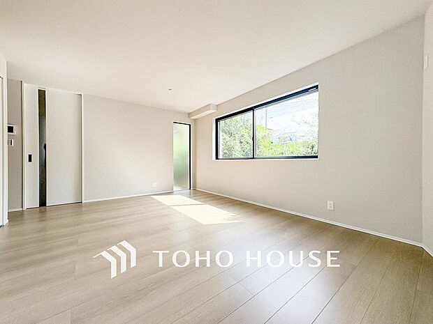 光と風があふれる開放的なリビングダイニングには自然と家族みんなが集まってきます。