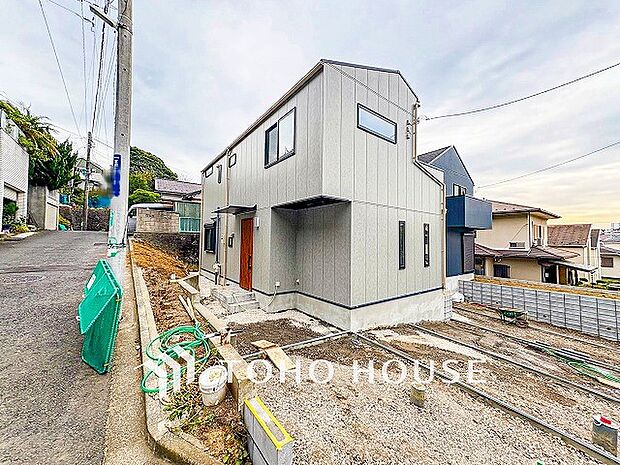 住む人や訪れる人やさしくエスコートする玄関アプローチ。