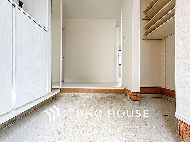 居住者の帰り、訪れる方を優しく迎えてくれる開放感のある玄関。