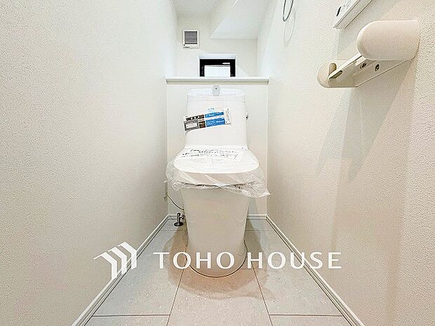 換気と明るさに配慮した清潔感溢れるトイレ。落ち着いた空間で安らぎのひとときをお過ごしいただけます。