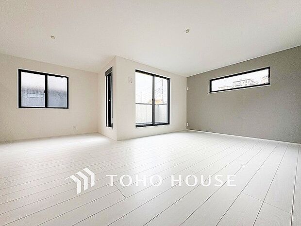 爽やかな色合いのフローリングと清潔感の溢れるクロスが明るい空間を創り出しているリビングダイニング。