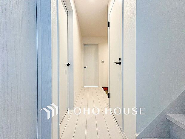 上質感漂う廊下。居住者の帰り、訪れる方を優しく迎え安らぎに満ちた生活空間を予感させます。