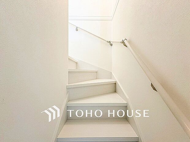 各フロアを結ぶ階段。集いの空間と一人の時間を楽しむプライベートルームをバランスよく繋いでいます。