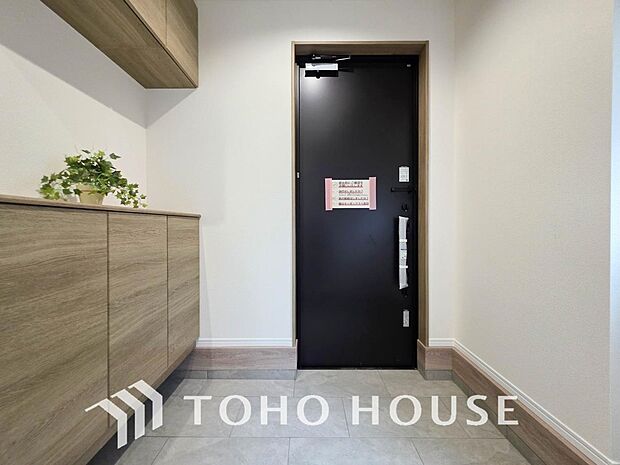 居住者の帰り、訪れる方を優しく迎えてくれる開放感のある玄関。