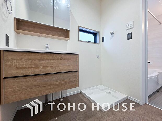 清潔感のあるカラーで統一されたプライベート空間は、身だしなみチェックや肌のお手入れに最適です。