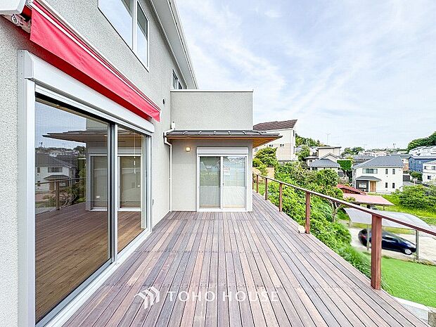 プライベート性が確保されたウッドデッキ。ワイドな空間にたっぷりの陽光が降り注ぎます。