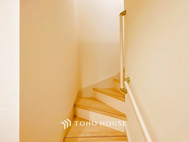 各フロアを結ぶ階段。集いの空間と一人の時間を楽しむプライベートルームをバランスよく繋いでいます。