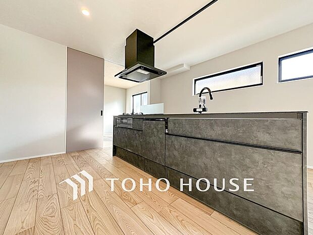 明るい自然光が入る対面キッチン。家族そろってキッチンに立っても調理がしやすく余裕の広さ。