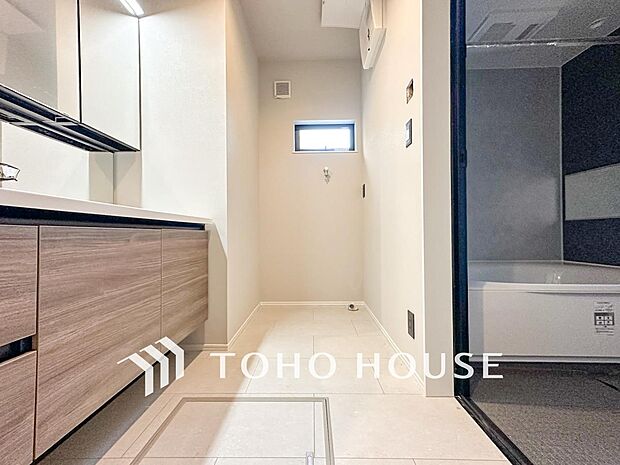 落ち着いた空間を演出するカラーと、ゆったりお使い頂ける広さが魅力のパウダールーム。