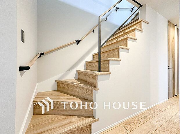 パブリックゾーンとプライベートゾーン繋ぐ階段。豊かな陽光が注ぎ込み、爽やかな住空間を演出。