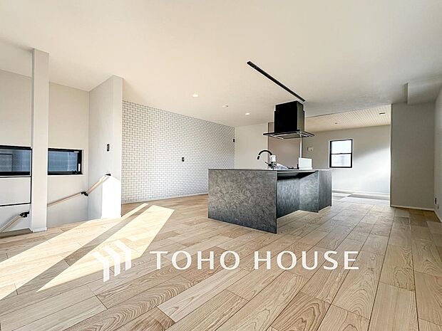 忙しい朝でも、しっかり家族が揃って食事をして頂けるゆとりある大きさのダイニングスペース。