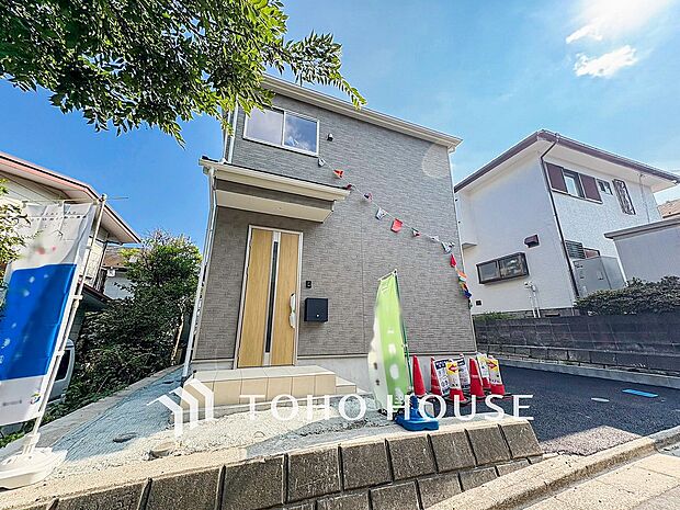 清潔感溢れる玄関がお出迎えする本邸宅の物語は、ここから始まる日常を期待させます。