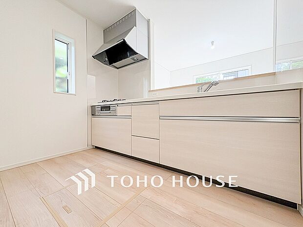 機能的で使い勝手のよさそうなキッチン。明るく清潔感があります。