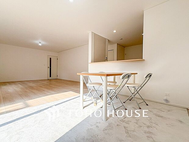 あたたかい日差しがたっぷり降り注ぐLDKは自然と家族の顔があかるい笑顔に。