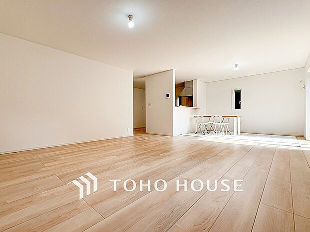 落ち着いた雰囲気に包まれた伸びやかな空間で、ゆったりと家族団らんの時間を過ごせます。