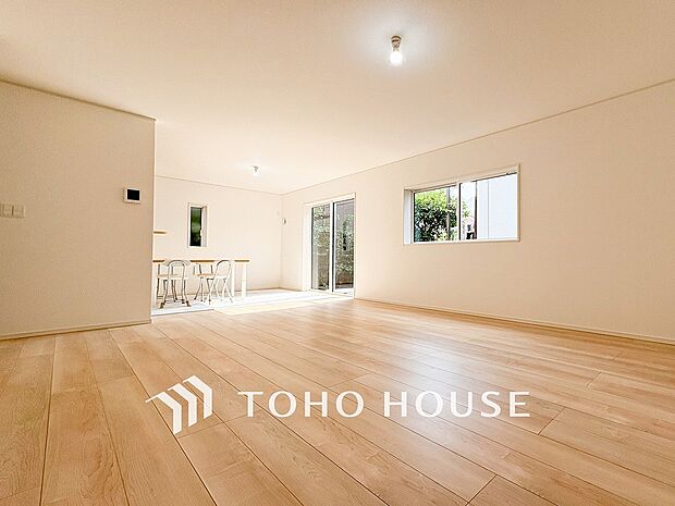 光と風があふれる開放的なリビングダイニングには自然と家族みんなが集まってきます。