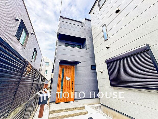 住む人や訪れる人やさしくエスコートする玄関アプローチ。