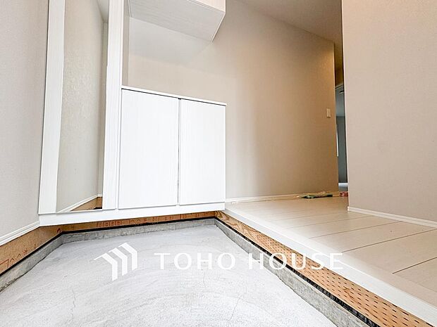 落ち着いた色を基調としていて、明るく優しい玄関となっています。