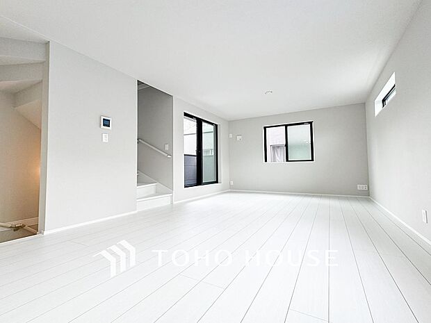 やわらかな陽射しがふりそそぎ、室内に開放感と爽快感をもたらします。