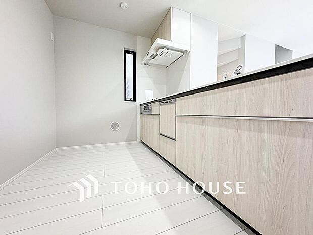 機能的で使い勝手のよさそうなキッチン。明るく清潔感があります。