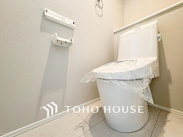 換気と明るさに配慮した清潔感溢れるトイレ。落ち着いた空間で安らぎのひとときをお過ごしいただけます。