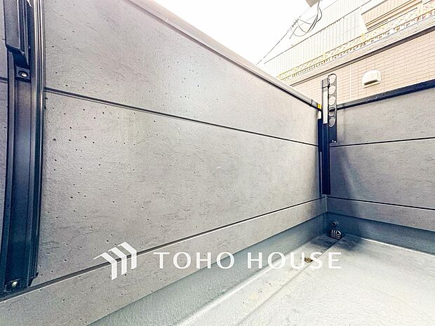 暮らしの中で光と風を演出してくれるバルコニー。