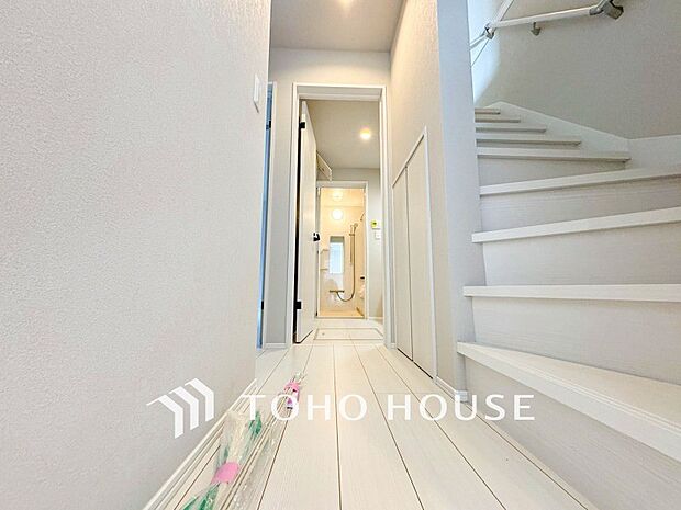 上質感漂う廊下。居住者の帰り、訪れる方を優しく迎え安らぎに満ちた生活空間を予感させます。