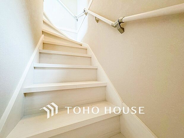 各フロアを結ぶ階段。集いの空間と一人の時間を楽しむプライベートルームをバランスよく繋いでいます。