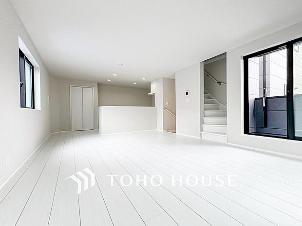 爽やかな色合いのフローリングと清潔感の溢れるクロスが明るい空間を創り出しているリビングダイニング。