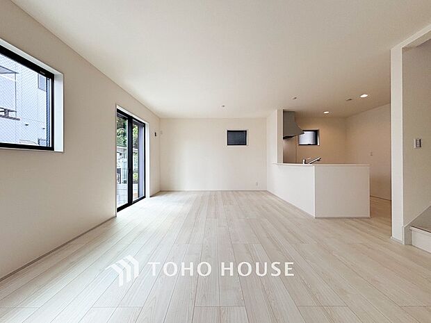 やわらかな陽射しがふりそそぎ、室内に開放感と爽快感をもたらします。