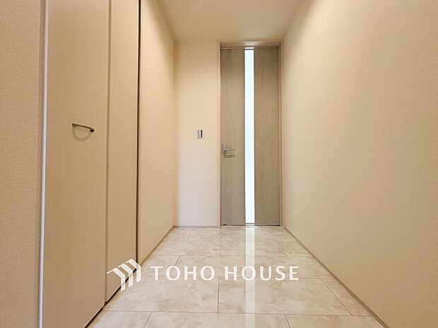 上質感漂う廊下。居住者の帰り、訪れる方を優しく迎え安らぎに満ちた生活空間を予感させます。