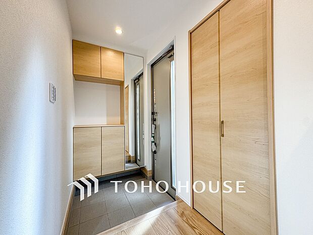 居住者の帰り、訪れる方を優しく迎えてくれる玄関です。