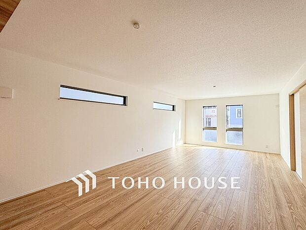 やわらかな陽射しがふりそそぎ、室内に開放感と爽快感をもたらします。