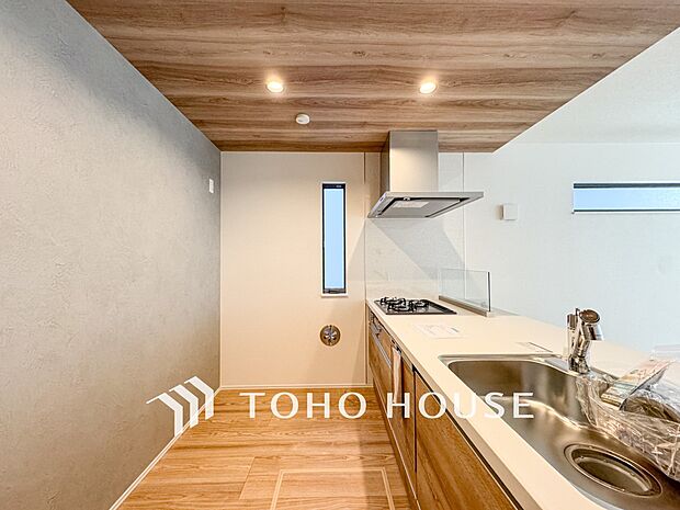 お手入れのしやすいすっきりしたシステムキッチンを採用しました。