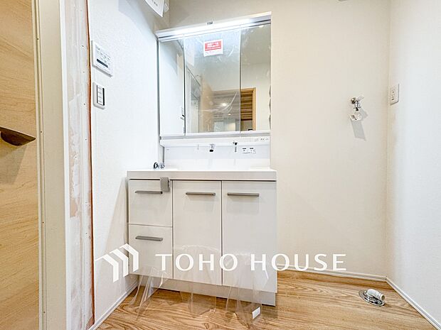 洗面台・洗面所パウダールームはナチュラルな雰囲気で清潔な印象。