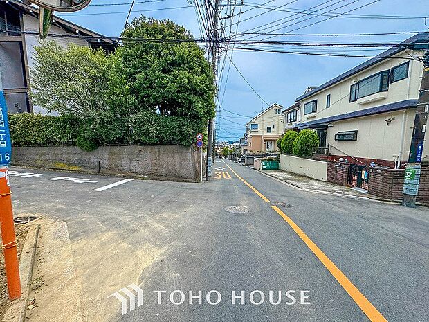 前面道路含む現地写真『快適』は「家」と「街」と「環境」が調和した時に訪れるだと改めて感じさせてくれます。