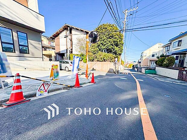 前面道路含む現地写真『快適』は「家」と「街」と「環境」が調和した時に訪れるだと改めて感じさせてくれます。