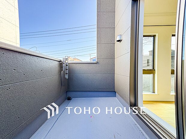 暮らしの中で光と風を演出してくれるバルコニー。