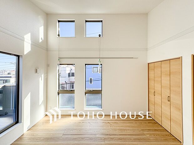 大きな窓からたっぷりと陽光が注がれる明るい空間。家族の成長に対応できる永住仕様の間取り。