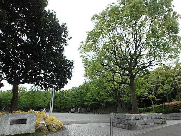 住宅街の中の緑に囲まれた公園。お子様が走り回れる広場や遊具、木陰で休めるベンチでほっとひといき。