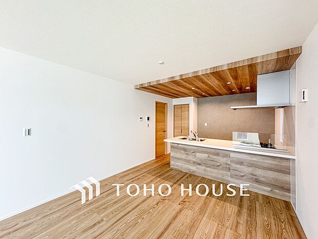 対面式キッチンのあるLDKで家族の会話が弾みます。