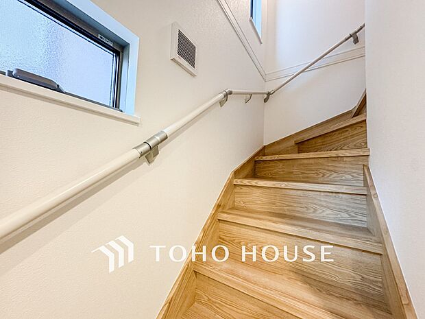 パブリックゾーンとプライベートゾーン繋ぐ階段。豊かな陽光が注ぎ込み、爽やかな住空間を演出。