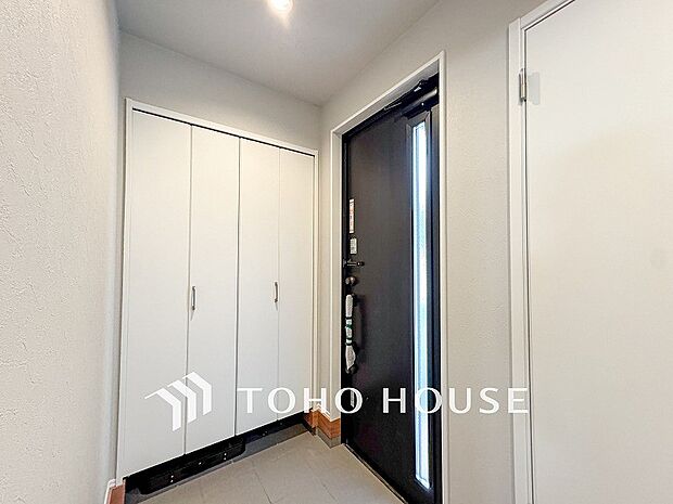 居住者の帰り、訪れる方を優しく迎えてくれる玄関です。