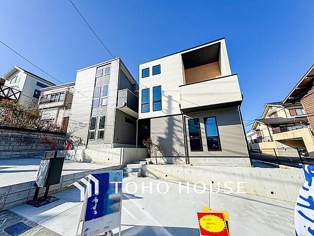 住む人を映し出す洗練された佇まいは、いつまでも輝き続けながらいつしか街の風景に溶け込んでいきます。