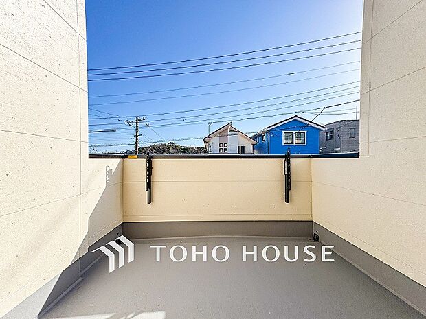 暮らしの中で光と風を演出してくれるバルコニー。