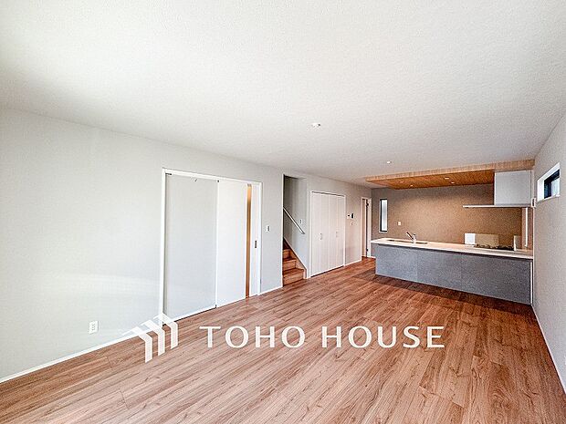 ここにはみんなが集い、食事と楽しい会話が始まるスペース。