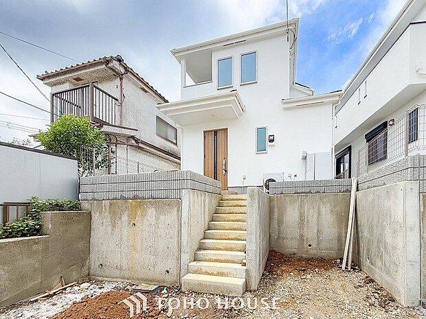 清潔感溢れる玄関がお出迎えする本邸宅の物語は、ここから始まる日常を期待させます。