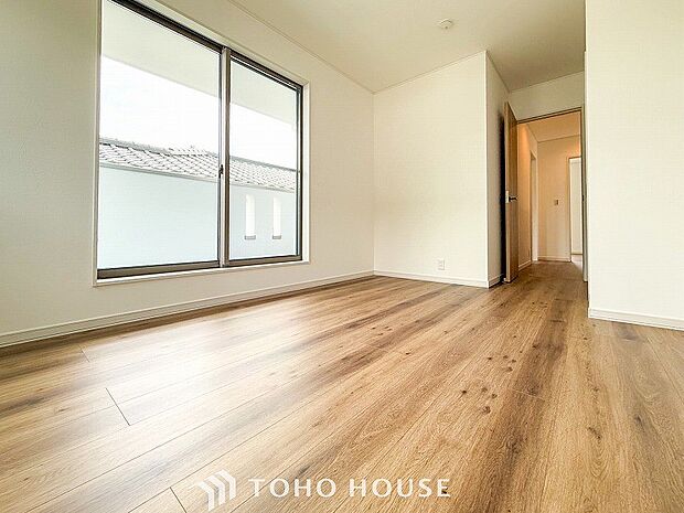 大きな窓からたっぷりと陽光が注がれる明るい空間。家族の成長に対応できる永住仕様の間取り。