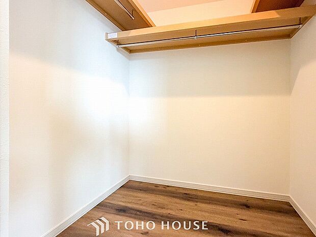 普段使わない季節用品やトランクなど大きなものもラクラク収納できる広さがございます。