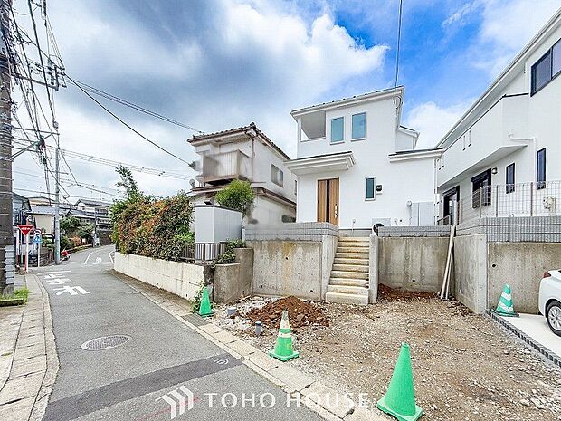 前面道路含む現地写真『快適』は「家」と「街」と「環境」が調和した時に訪れるだと改めて感じさせてくれます。